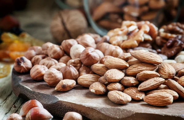 NUTS blandning av pistaschmandlar, hasselnötter, valnötter och mandlar — Stockfoto