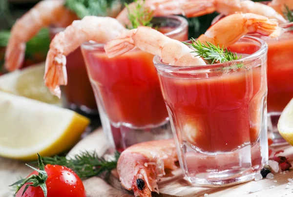 Krevetový koktejl v malých skleničkách — Stock fotografie