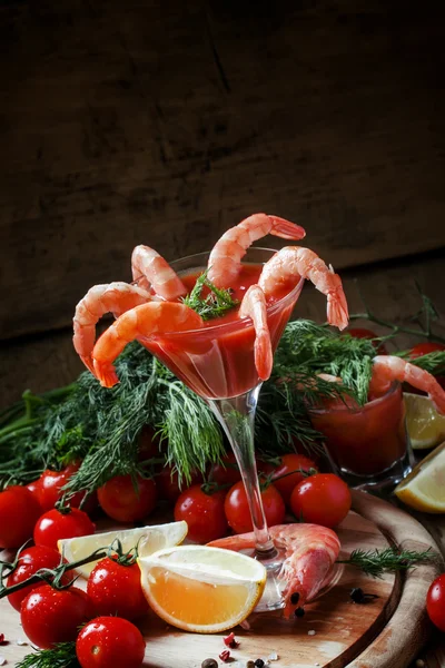 Cóctel de camarones en una copa de martini, verduras, especias y hierbas —  Fotos de Stock