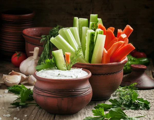 Verse stokken wortelen, selderij, komkommer en witte saus met kruiden — Stockfoto