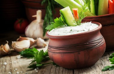 Taze çubuklar havuç, kereviz, salatalık ve otlar ile beyaz sos 