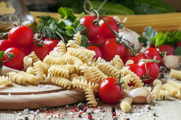 Trockene italienische Pasta Spiraline mit Kirschtomaten — Stockfoto