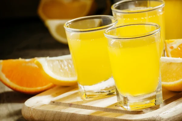 A narancs és a citromlevet és a szénsavas italok — Stock Fotó