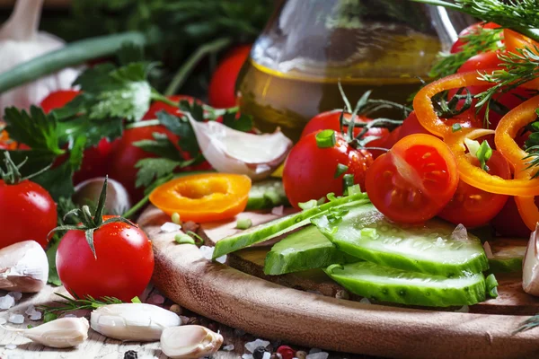 Нарезать свежие овощи, специи и оливковое масло для весеннего салата — стоковое фото