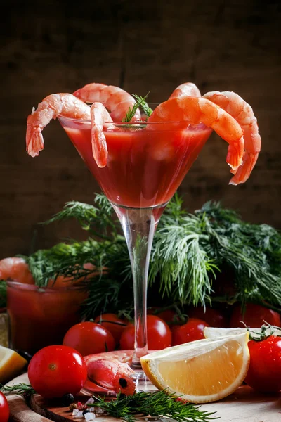Krevetový koktejl v koktejlové skleničce, zeleniny, koření a byliny — Stock fotografie