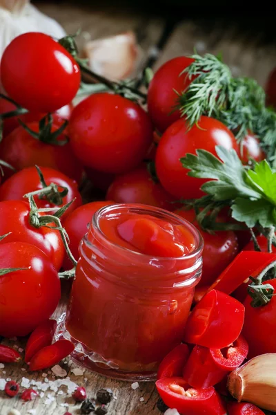Salsa piccante al ketchup di pomodoro con peperoncino e pomodorini — Foto Stock