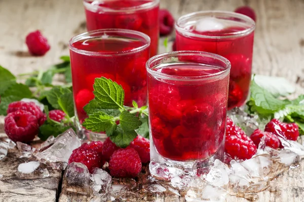 Освіжаючий малиновий напій з ягодами, льодом та м'ятою — стокове фото