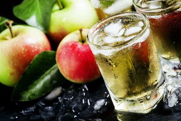 Cold apple juice with crushed ice — Stockfoto