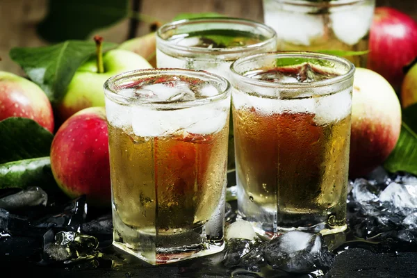 Сок холодного яблока со льдом — стоковое фото