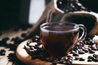 Bir cam fincan sıcak espresso kahve