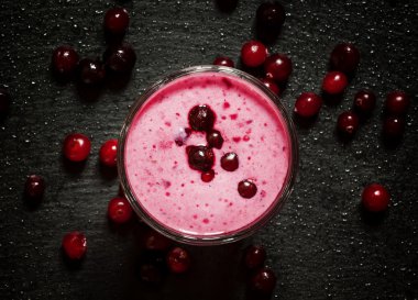 Kızılcık, Siyah frenk üzümü ve kırmızı kuş üzümü ile süt-Berry güler yüzlü