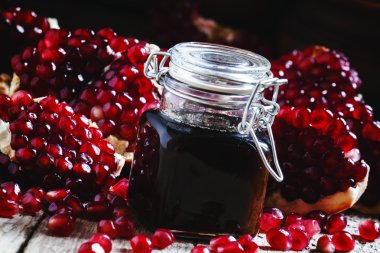 Geleneksel Ermeni tatlı nar sosu için et yemekleri