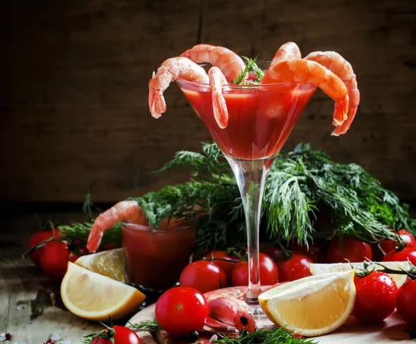 Coquetel de camarão, tomate cereja, endro, salsa e limão — Fotografia de Stock