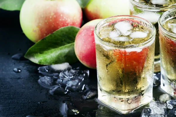 Zumo de manzana fría con hielo picado — Foto de Stock