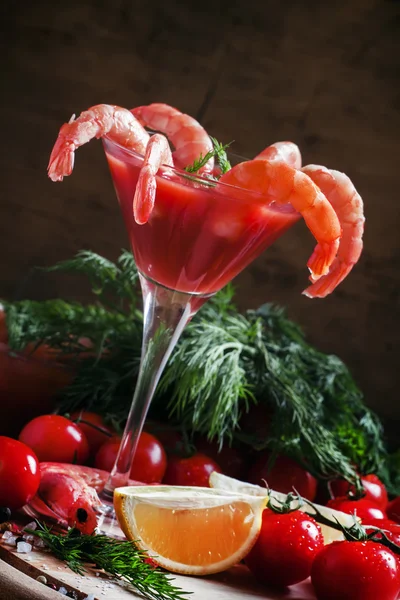 Krevetový koktejl, třešňová rajčata, dobr, petržel a citrón — Stock fotografie