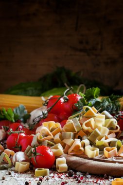 Kalpler şeklinde İspanyol üç renkli makarna corazones