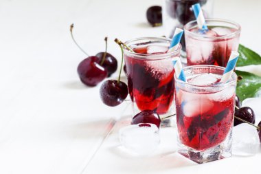 Beyaz ahşap arka planda buz ile soğuk kiraz suyu