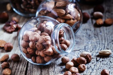Fındık karışımı bir cam kavanoz