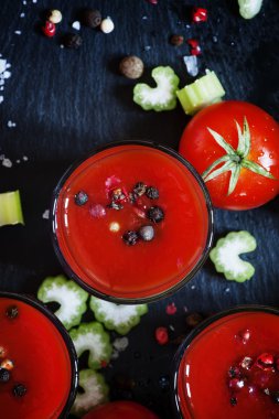 Alkollü kokteyl domates suyu, votka ve baharatlar ile 