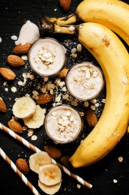 Süt, yulaf ezmesi ve badem ile muz smoothie 