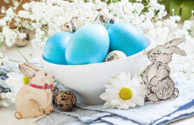 Mavi boyalı Paskalya yumurtaları 