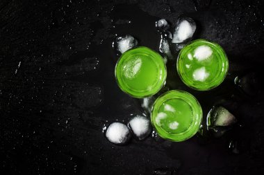 Buz içkiyle yeşil nane