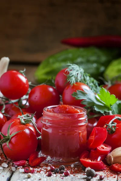 Salsa piccante al ketchup di pomodoro con peperoncino e pomodorini — Foto Stock