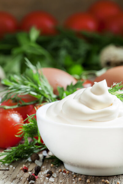 Домашний майонезный соус в белой миске
