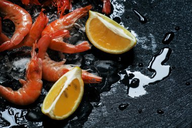 Karides limon dilimleri ile  