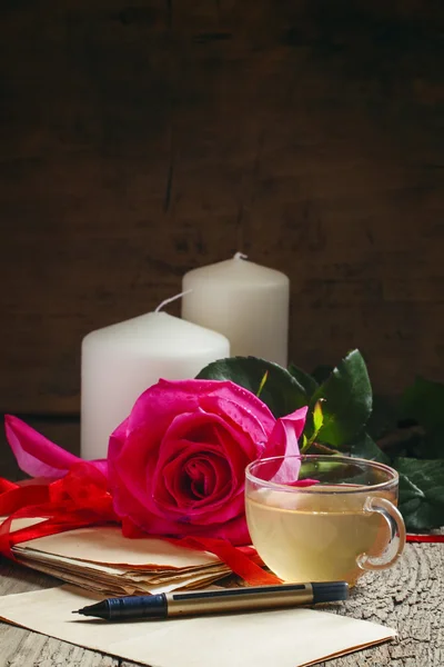 Cartolina vintage con tazza di tè verde alle erbe, un pacchetto di lettere antiche — Foto Stock