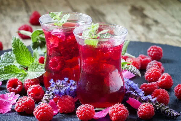 Chá vermelho de ervas com framboesas — Fotografia de Stock