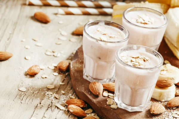 Pisang smoothie dengan susu, oatmeal dan almond — Stok Foto