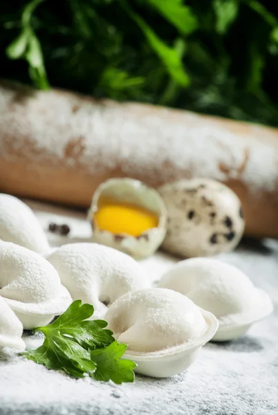 Bolinhos com carne picada na mesa — Fotografia de Stock