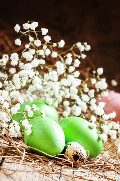 Зеленые пасхальные яйца на старом деревянном фоне — стоковое фото