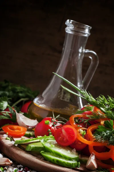 Frisches Gemüse, Gewürze und Olivenöl für einen Frühlingssalat schneiden — Stockfoto