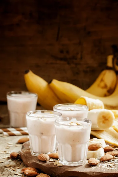 Bananen-Smoothie mit Milch, Haferflocken und Mandeln — Stockfoto