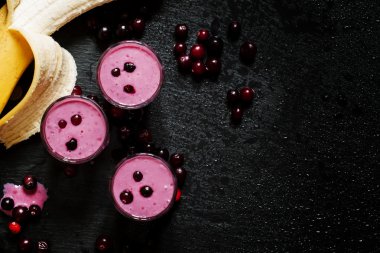 Yoğurt ve çilek ile kızılcık-muz smoothie