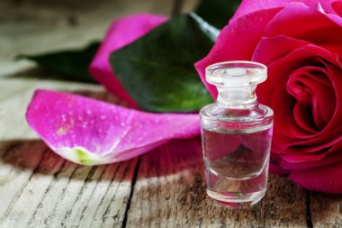 Bir küçük şişe ve pembe Gül gül uçucu yağ