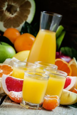 Sağlıklı taze narenciye kokteyli