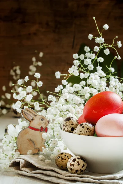 Boyalı Paskalya yumurtaları ve bıldırcın yumurtası — Stok fotoğraf