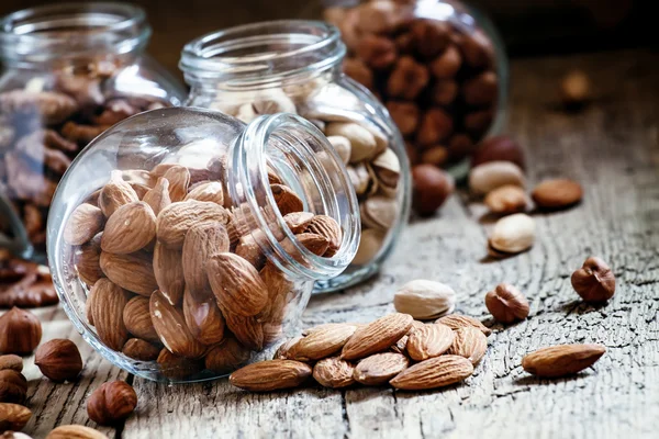 Nueces mezcla de pistachos, avellanas, nueces y almendras —  Fotos de Stock