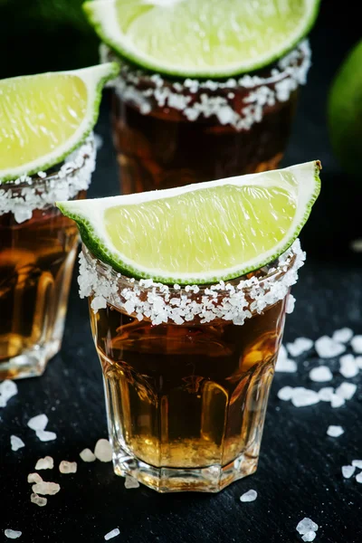 Mexikanischer Tequila in Gläsern — Stockfoto