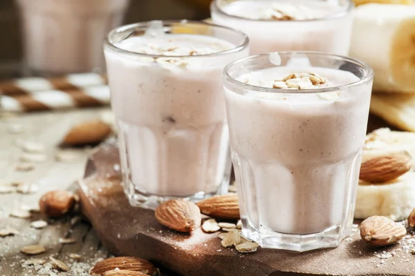 Smoothie με μπανάνα, γιαούρτι, πλιγούρι βρώμης και ξηρούς καρπούς — Φωτογραφία Αρχείου