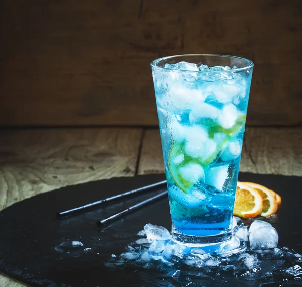 Blå cocktail med blå curacao likör och orange — Stockfoto