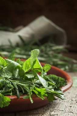 Bir kil çanağı baharatlı otlar 