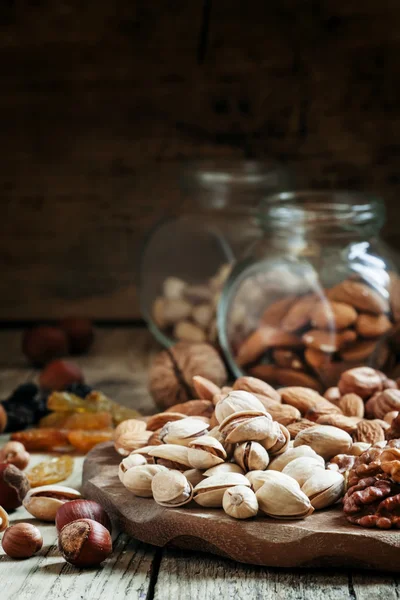 NUTS blandning av pistaschmandlar, hasselnötter, valnötter och mandlar — Stockfoto