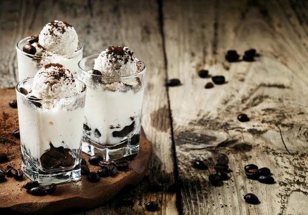 Dolce dessert con gelato alla vaniglia — Foto Stock