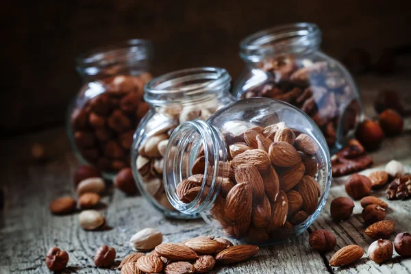 Noten mix van hazelnoten, walnoten, pistachenoten en amandelen — Stockfoto