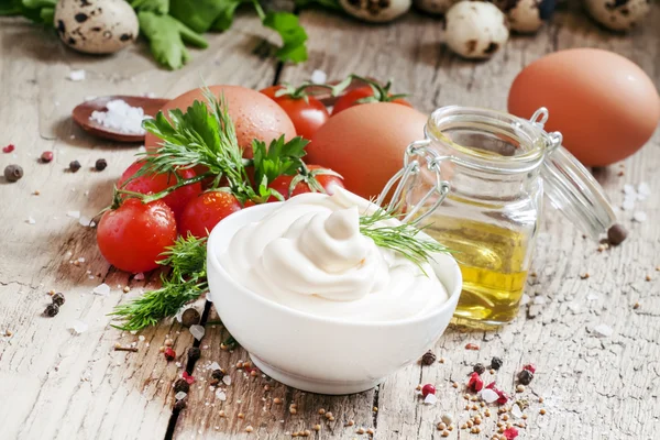 Hausgemachte Mayonnaise-Sauce in einer weißen Schüssel — Stockfoto