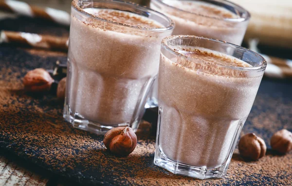 Bananen-Schokoladen-Smoothie mit Nüssen — Stockfoto